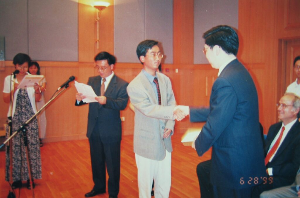 1999年，谢幸（中）荣获首届“微软学者奖学金”