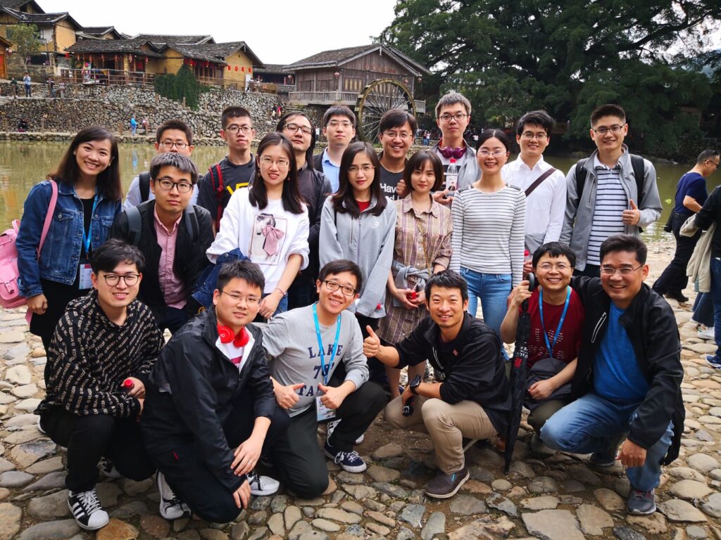 夏炎（第一排左三）与微软亚洲研究院的同事们合影