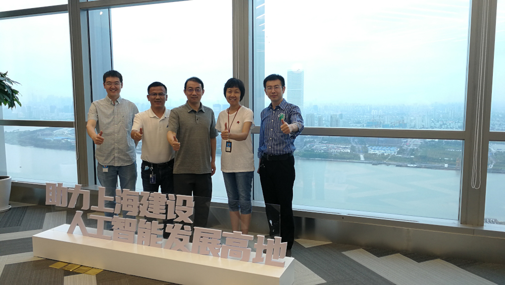 杨玉庆（右一）与周礼栋院长（中间）及同事们在上海研究院办公室所在地：西岸国际人工智能中心合影留念
