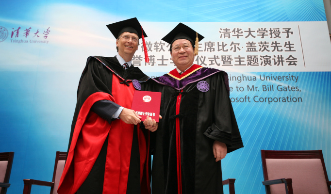 在微软亚洲研究院的协调下，微软董事长比尔·盖茨第十次访华，过程中访问了清华大学并参加了系列学术活动，接受了清华授予的荣誉博士学位。