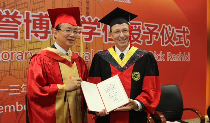 微软亚洲研究院成立15周年之际，微软研究院创始人Rick Rashid 博士获得由中国科学技术大学授予的荣誉博士学位。