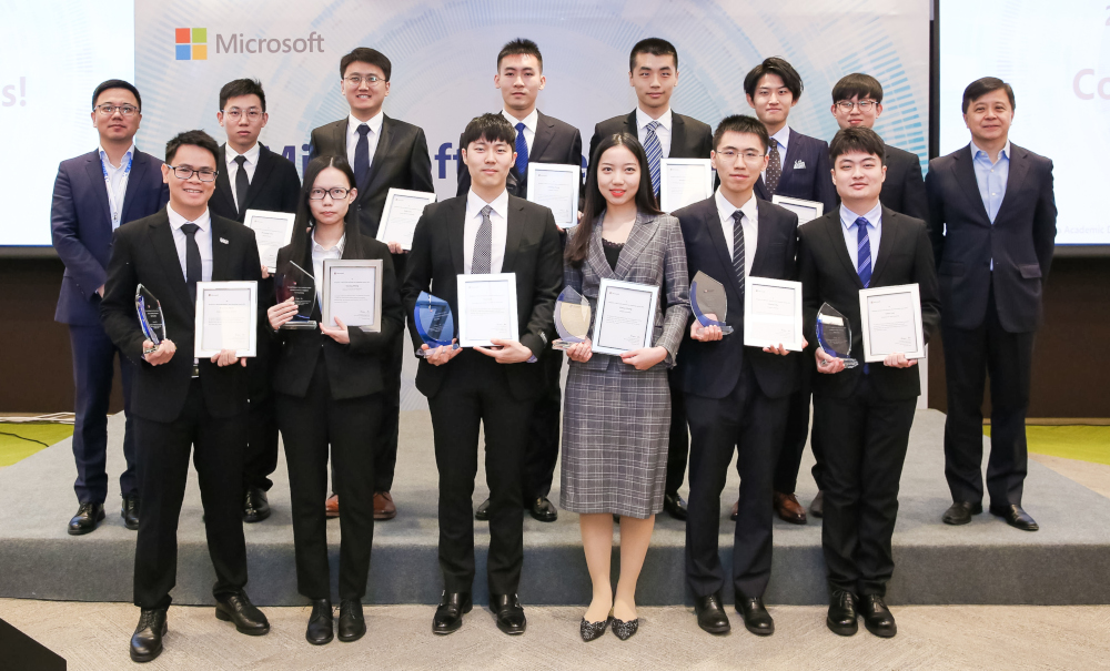 2019微软学者颁奖仪式，北京，微软亚洲研究院，2019年11月8日。右上一为微软全球资深副总裁、微软亚太研发集团主席、微软亚洲研究院院长洪小文博士；左上一为微软亚洲研究院副院长刘铁岩博士。