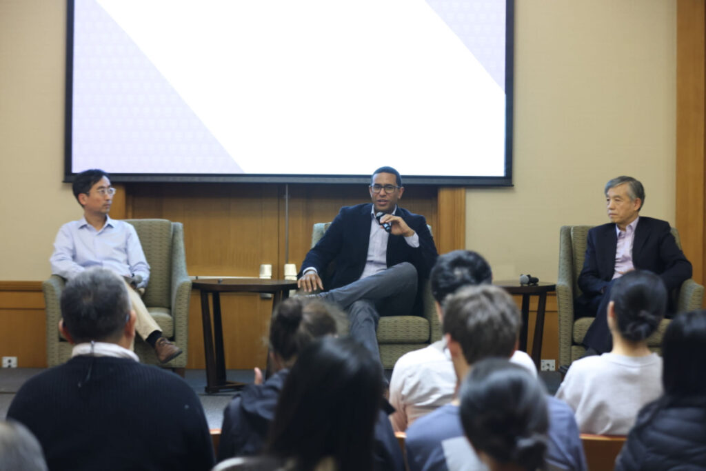 微软研究院副总裁、微软杰出首席科学家、微软研究院全球研究合作负责人 Ashley Llorens 博士(中)与苏世民书院院长薛澜教授(右)的对话,由微软亚洲研究院资深首席研究员谢幸博士(左)主持。