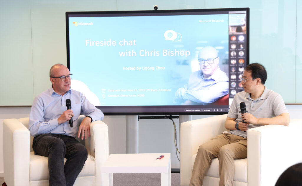 微软亚洲研究院院长周礼栋（右）与微软技术院士、微软研究院科学智能中心负责人 Chris Bishop （左）对话