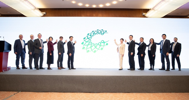 图6:2023年3月14日,“气候变化与碳中和国际合作联合行动”启动仪式在清华大学顺利举行,微软亚洲研究院学术合作总监马歆(右三)与其它十一家创始理事单位代表共同见证了“联合行动”的开启