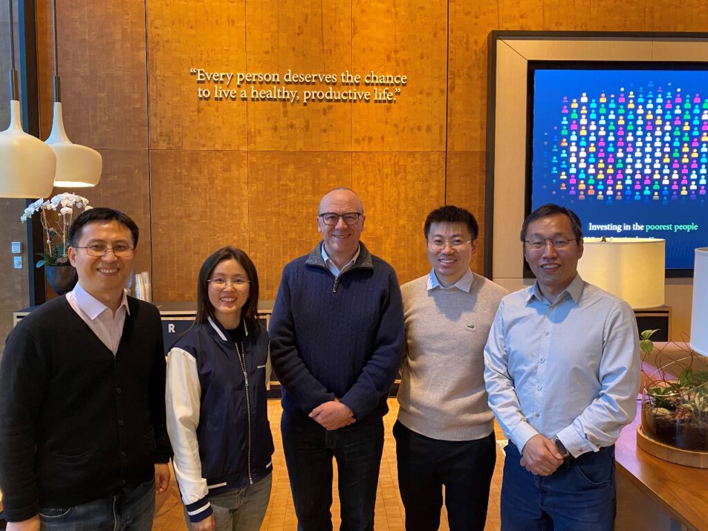 刘海广（右一）与同事们访问盖茨基金会