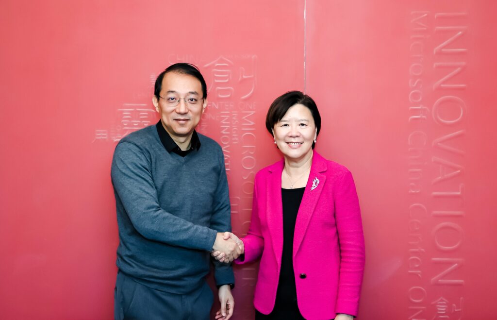 科大校长叶玉如教授(右)与微软全球资深副总裁、微软亚洲研究院院长周礼栋博士携手合作推动医学健康教育及科研协作