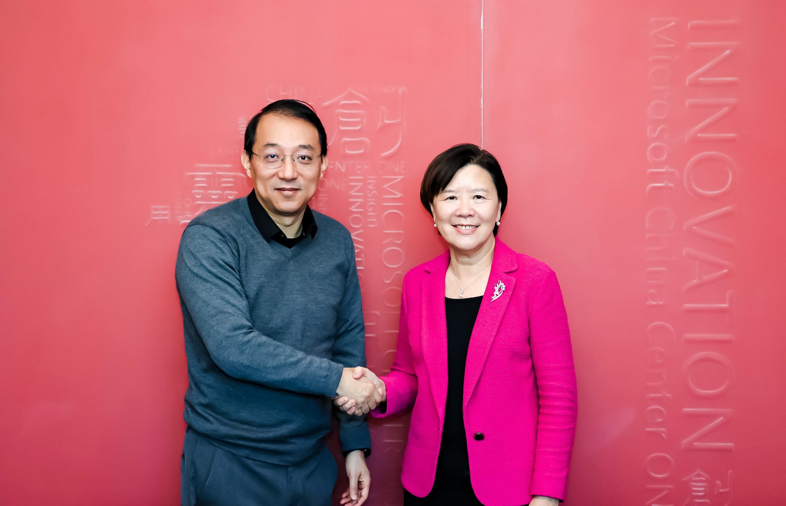 科大校长叶玉如教授(右)与微软全球资深副总裁、微软亚洲研究院院长周礼栋博士携手合作推动医学健康教育及科研协作