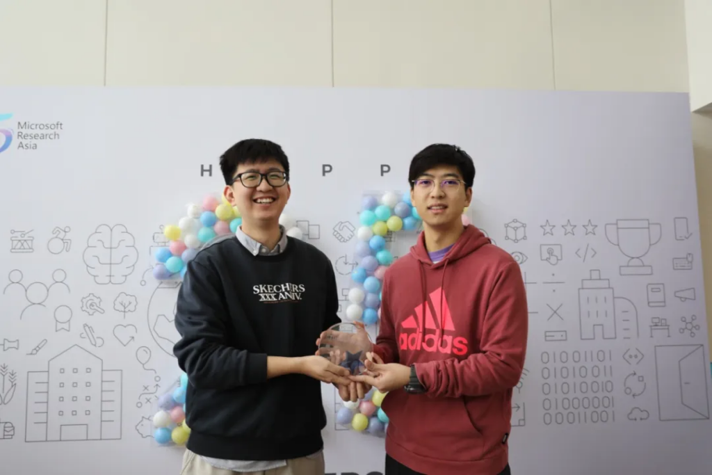 王拓为(右)与 Mentor 李琨(左)