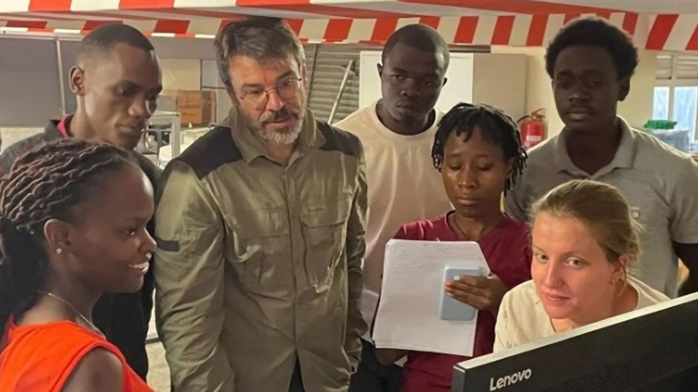 Tyger - portable MRI story: group of people looking at a computer monitor