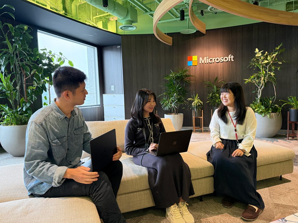 As one of the Microsoft Research Asia – Tokyo lab’s early research interns, Lilika Makabe exchanges ideas with researchers Heecheol Kim and Namiko Saito as part of the lab’s growing research community.