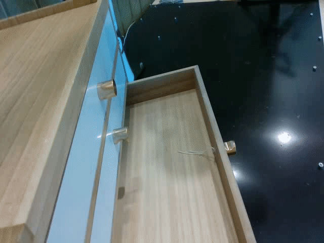 Successful close the drawer task with the proposed method