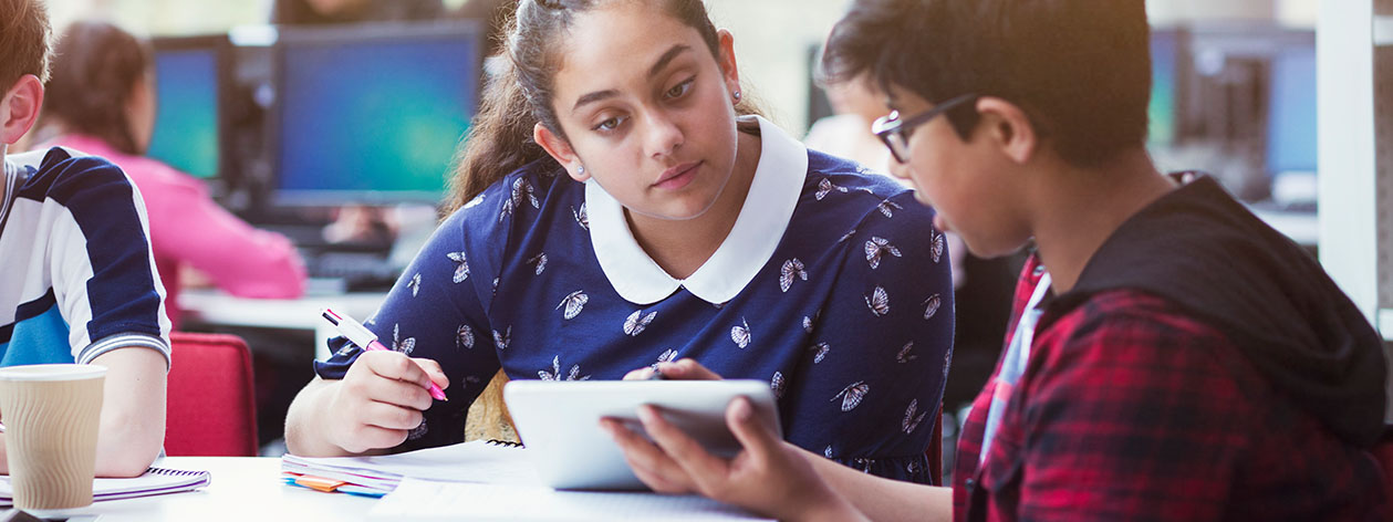 Dua siswa bekerja sama