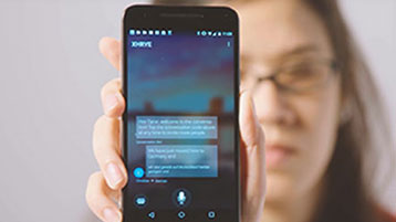 Naine, kes hoiab oma telefoni kaamerasse, näidates tõlkija Live funktsioon tegevus