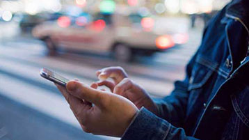 Naine vaadates tema telefon