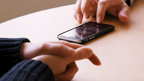 Oversetter-appens samtale funksjon på delt skjerm i aksjon 