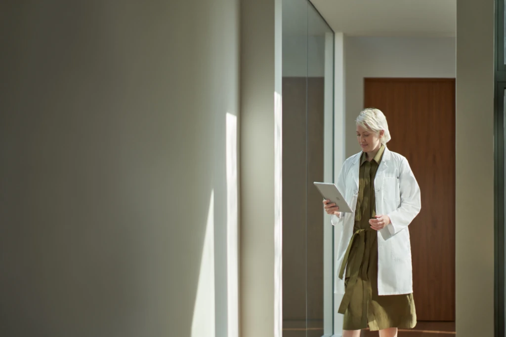 Une physicienne travaillant avec une Surface