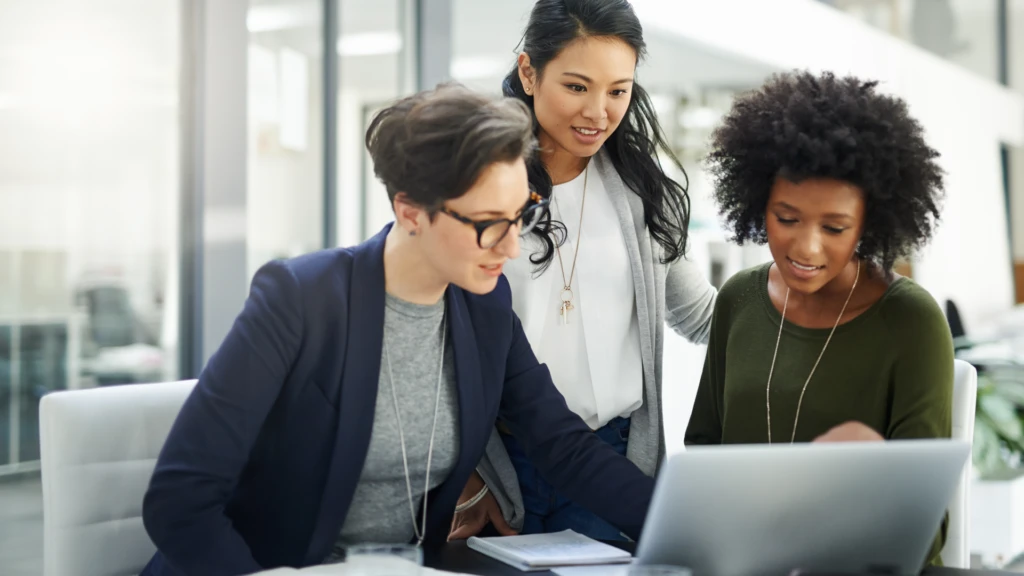 Trois femmes collaborant à l’ordinateur