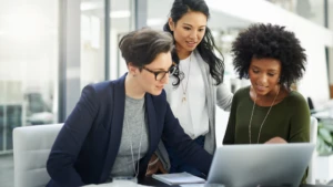 Trois femmes collaborant à l’ordinateur