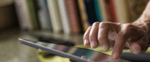 Photographie de la main de quelqu'un à l'aide d'une tablette
