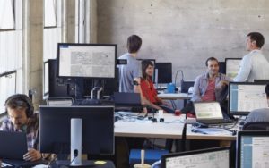 photo d'une équipe travaillant au bureau