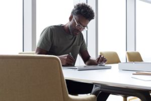 photo d'un homme travaillant avec un Surface Book en mode studio