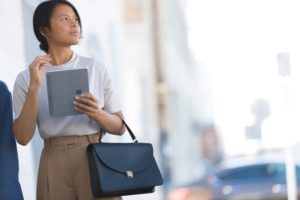 photo d'une femme tenant un Surface Go et un sac à main