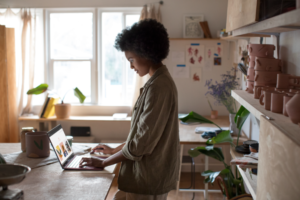 photo d'une femme travaillant sur un ordinateur portable Surface dans sa cuisine