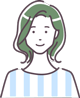 ウェーブのかかった緑色のミディアムヘアの女性のイラスト。水色と白のストライプ柄のトップスを着用している。