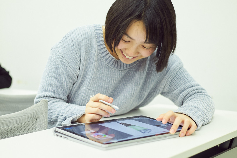 Surface Book を折りたたんだ「スタジオモード」でペンを使う学生。各自が使いやすい形で描画できるのも Surface Book の特徴だ。