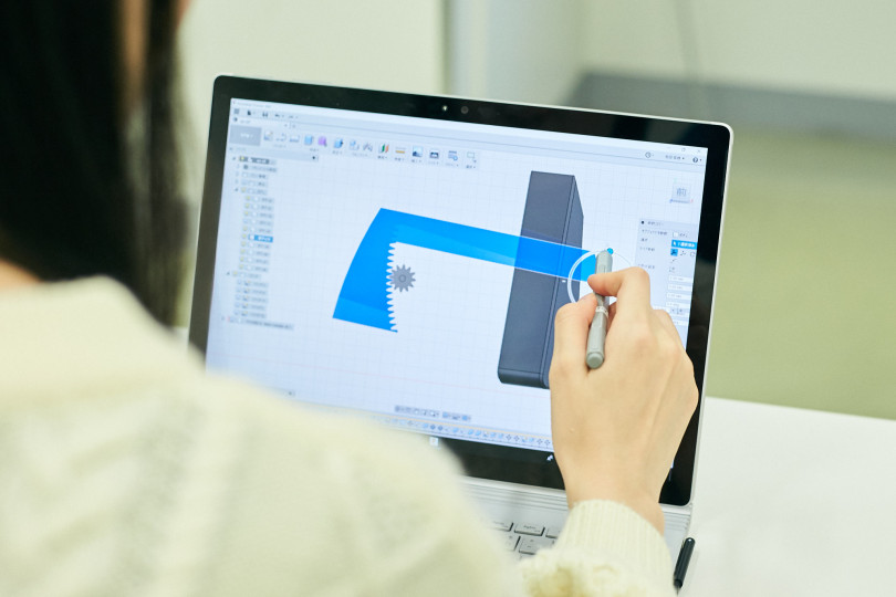 通常のPCと同様のラップトップモードでCADを操作する学生たち。