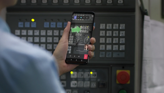 モバイル デバイスで Remote Assist を使用する男性ライフスタイルの写真文脈に即した画像