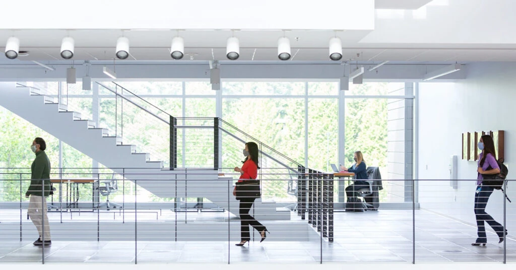 ハイブリッド環境の職場で出退勤する人々