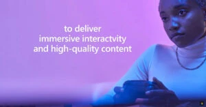 ゲーミングデバイスを操作する女性