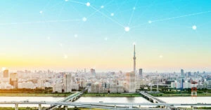 青空のスカイツリー上空がデジタル ネットワークでカバーされている