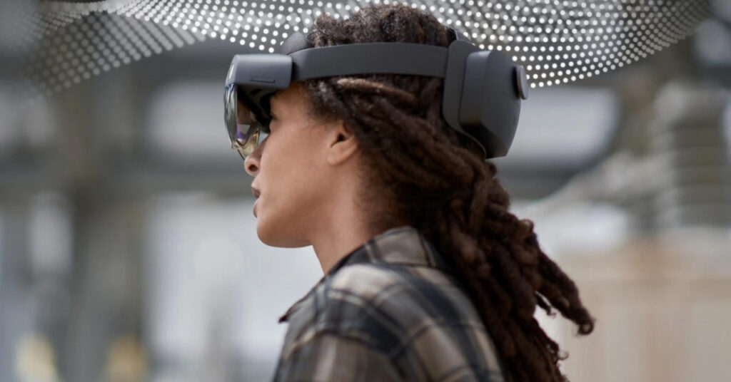 HoloLens を装着した女性