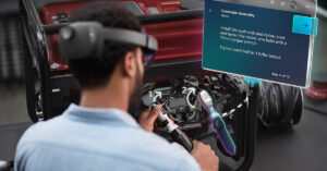 MR ゴーグル を装着し Dynamics 365 ガイドに従って組足せ作業をする男性従業員