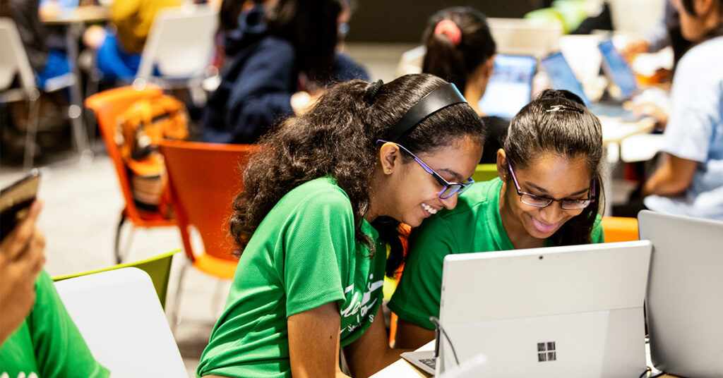 ワークショップイベントでPCを前に共同作業を行う少女たち