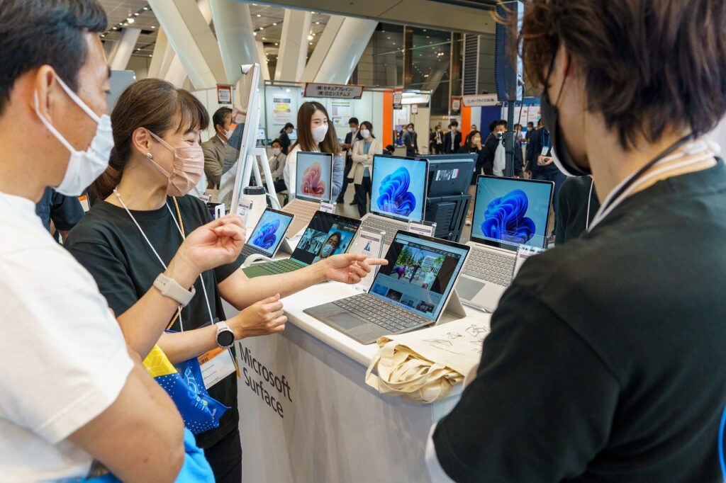 イベント会場でプロダクト紹介について談笑するマイクロソフト Surface チーム