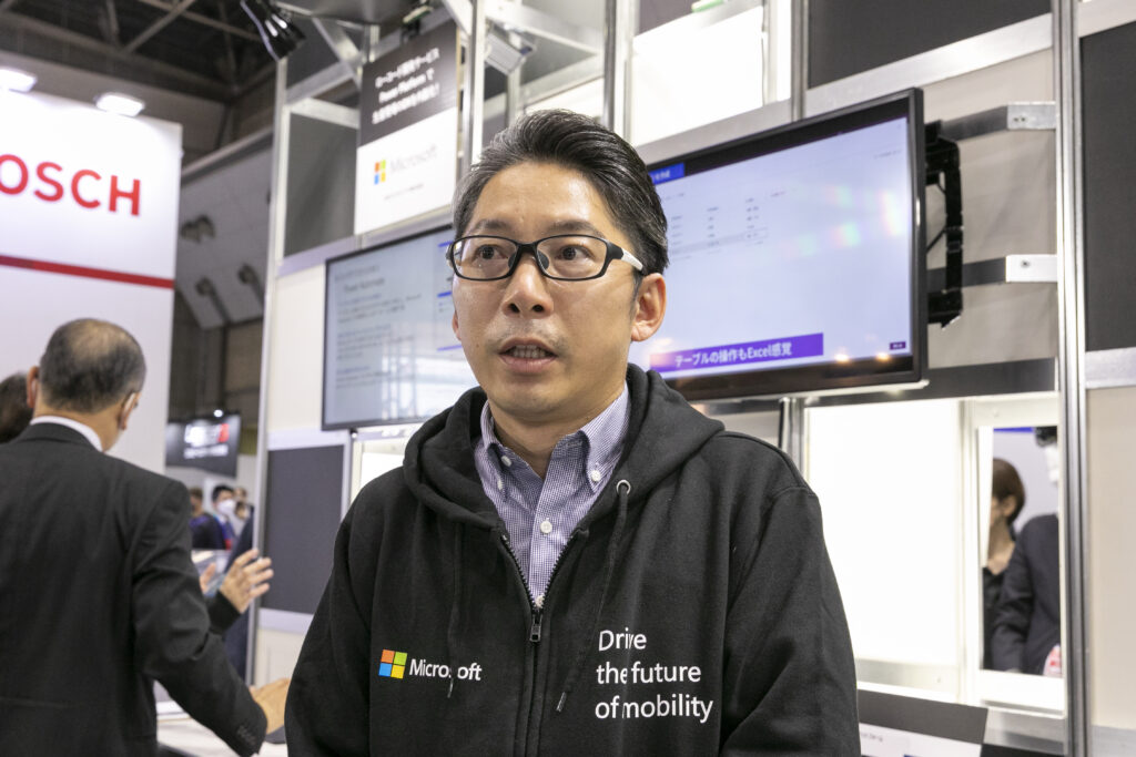 マイクロソフトブースにおけるソリューション説明担当の男性