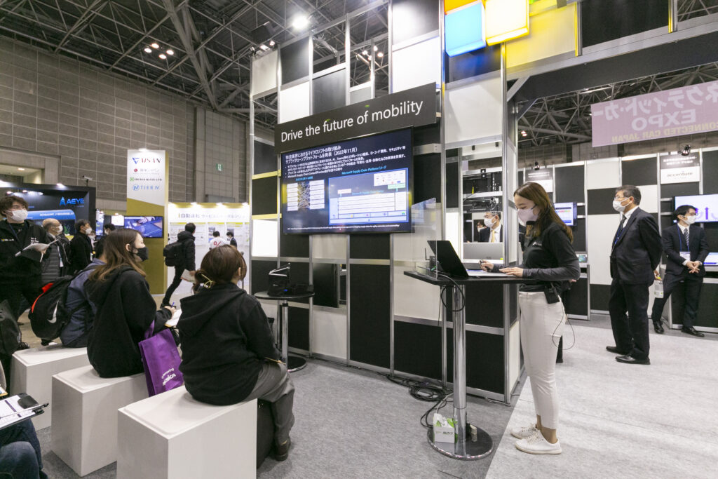 マイクロソフトブースにてセミナーを行う女性