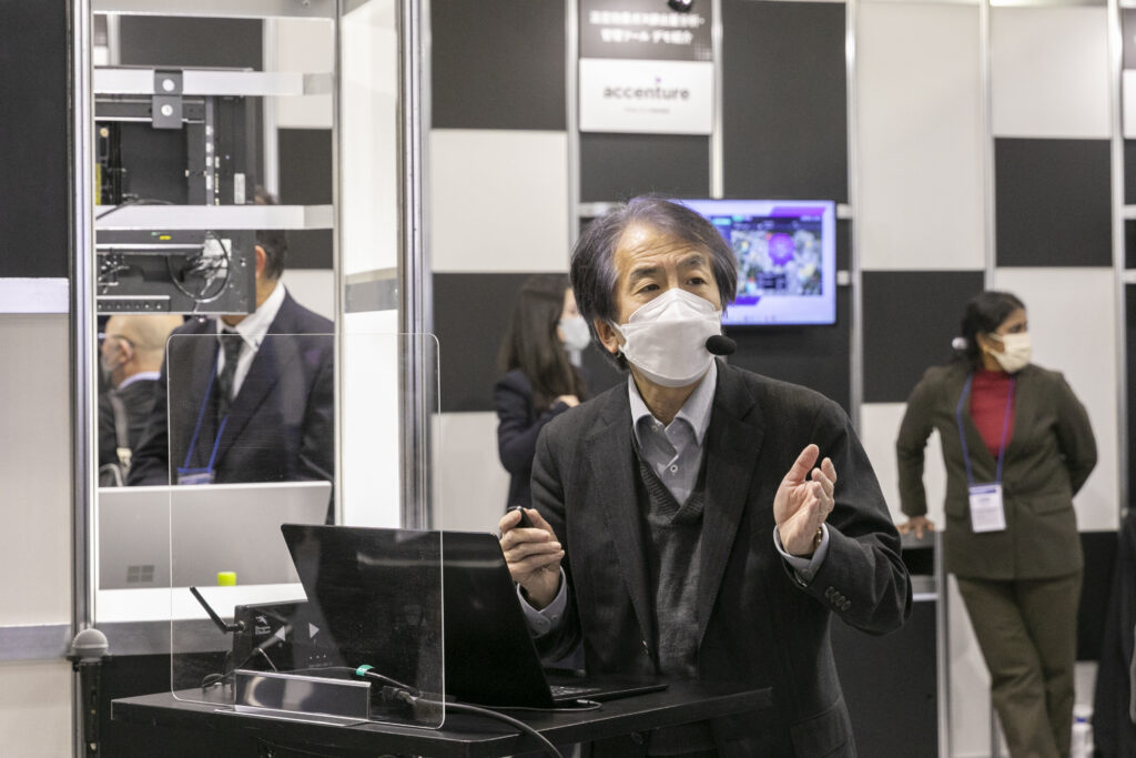 マイクロソフトブースにてセミナーを行う男性