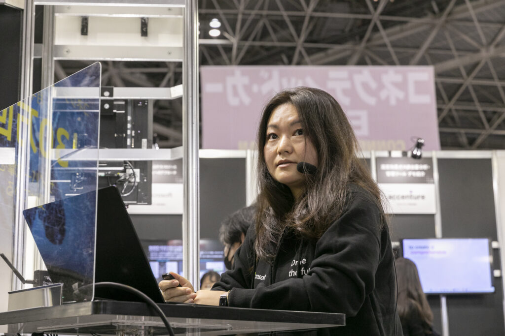 マイクロソフトブースにてセミナーを行う女性