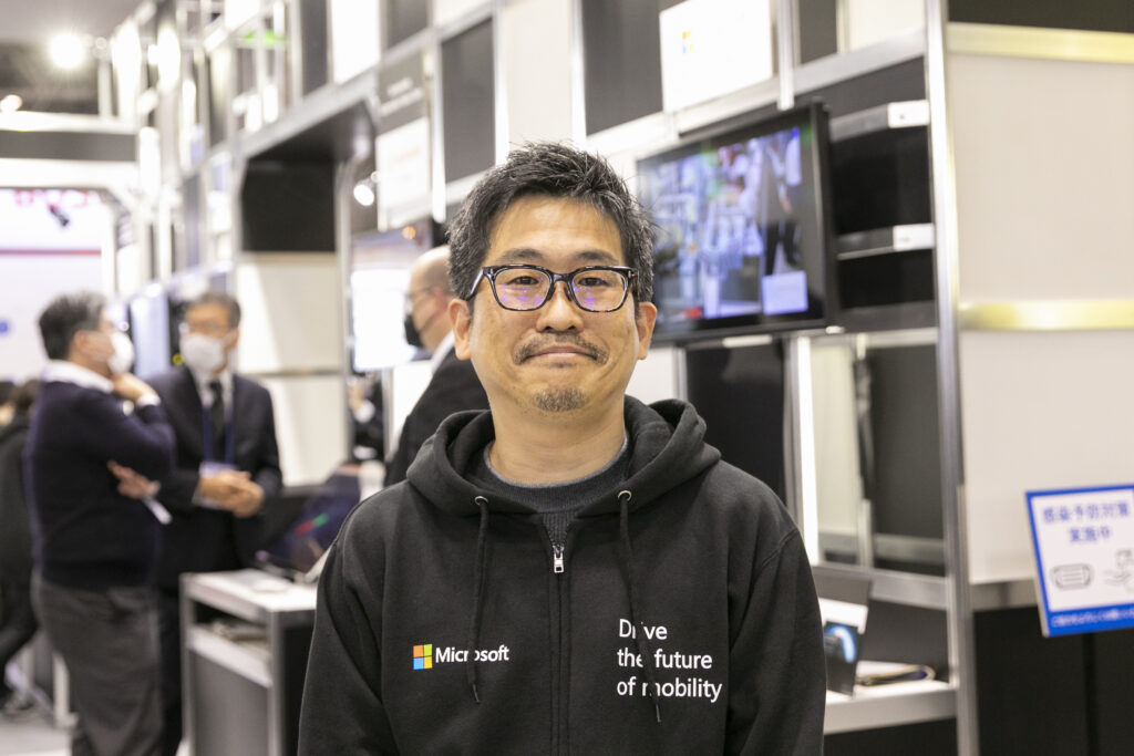 マイクロソフトブース前に立つ男性