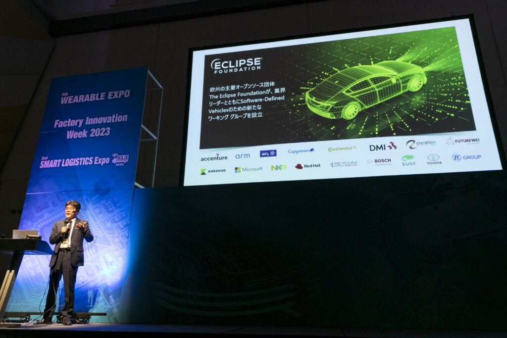 セミナールームの演台上で講演を行う男性