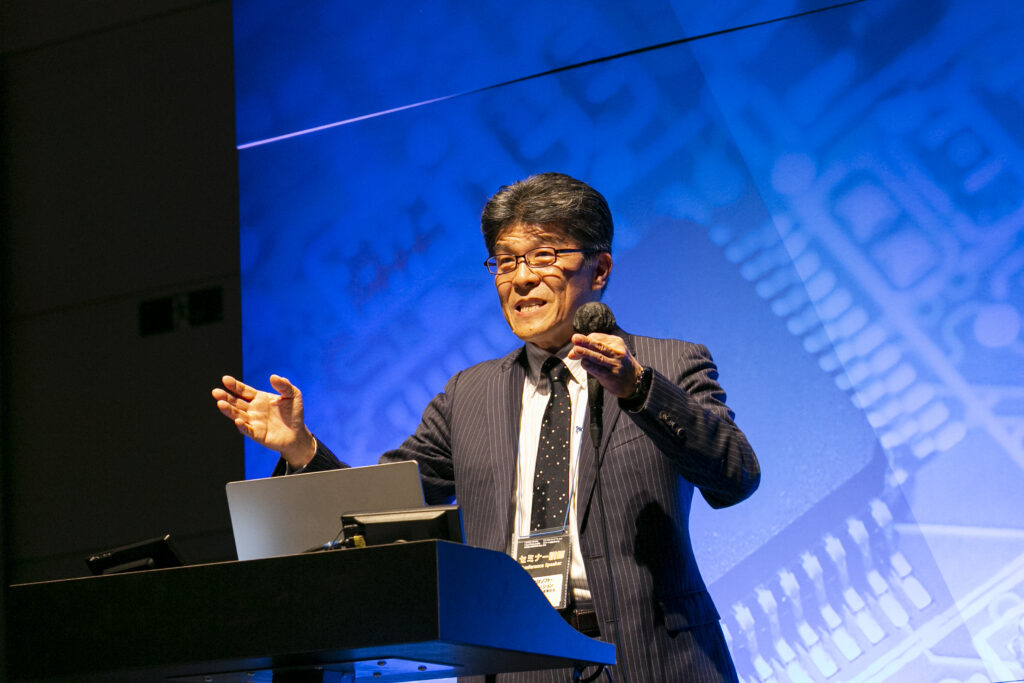 演台上で講演を行う男性