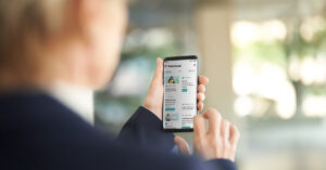 スマートフォンを操作する人の後ろ姿