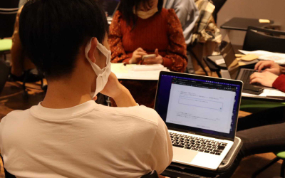 ワークショップ「IDEACTIVE JAPAN PROJECT」にてPC画面を見ながら考える参加者の様子