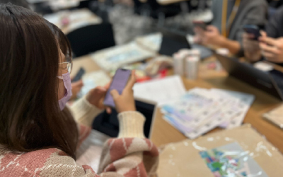 ワークショップ「IDEACTIVE JAPAN PROJECT」にてスマートフォンで何かを打ち込む参加者の様子