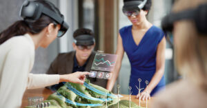 複数名でHoloLensを装着し開発計画について検討している様子